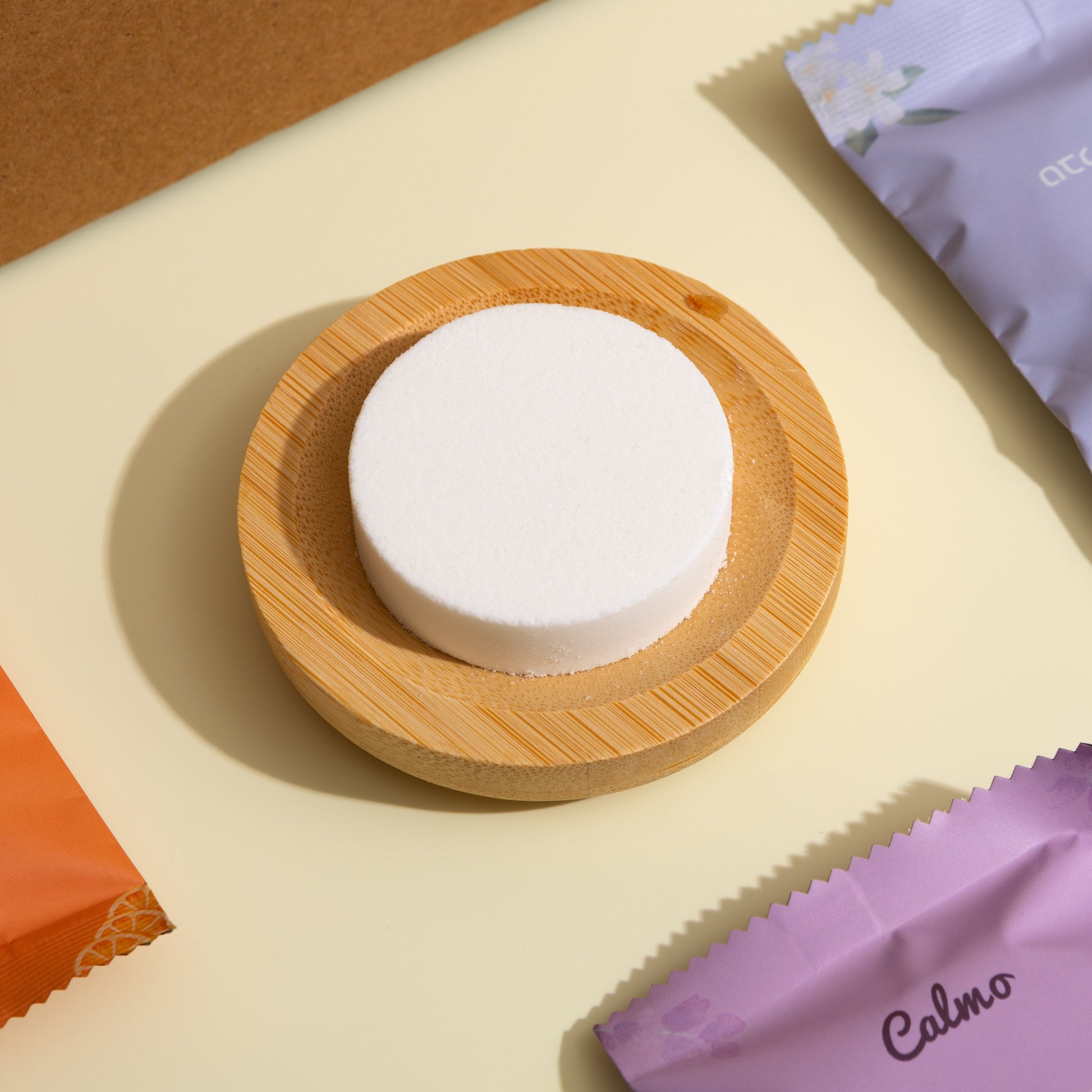 טבליית ספא לבנה על מחזיק במבוק טבעי